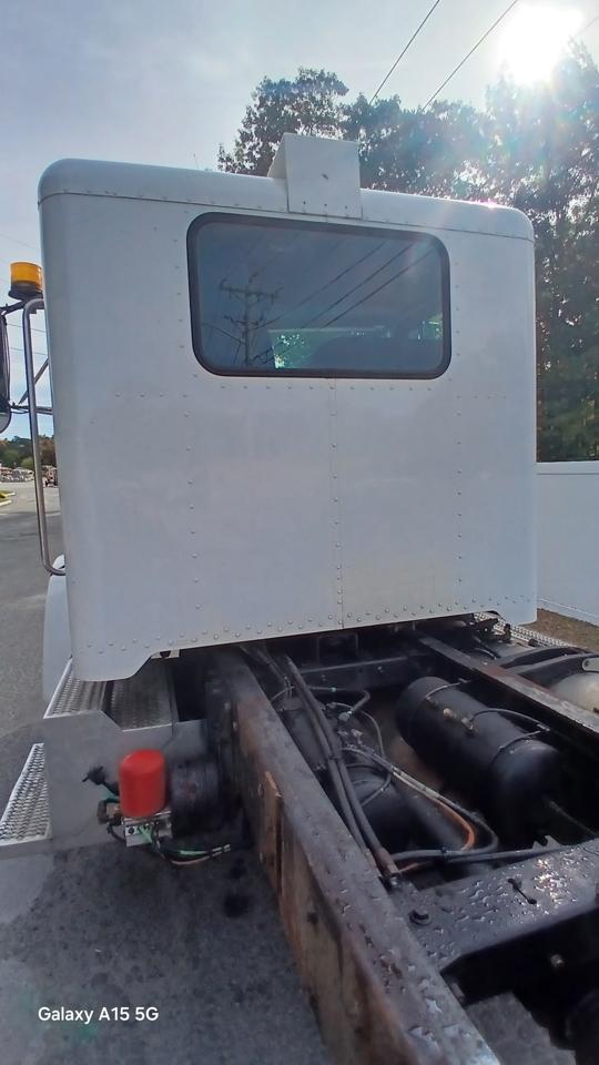 Peterbilt 330  2003