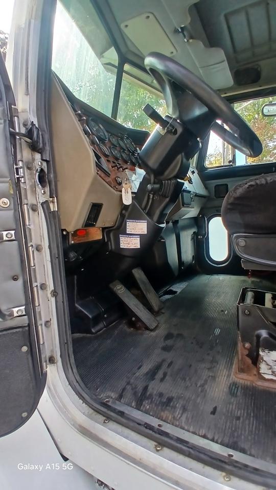 Peterbilt 330  2003