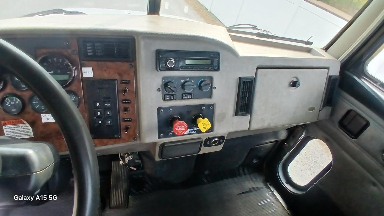 Peterbilt 330  2003