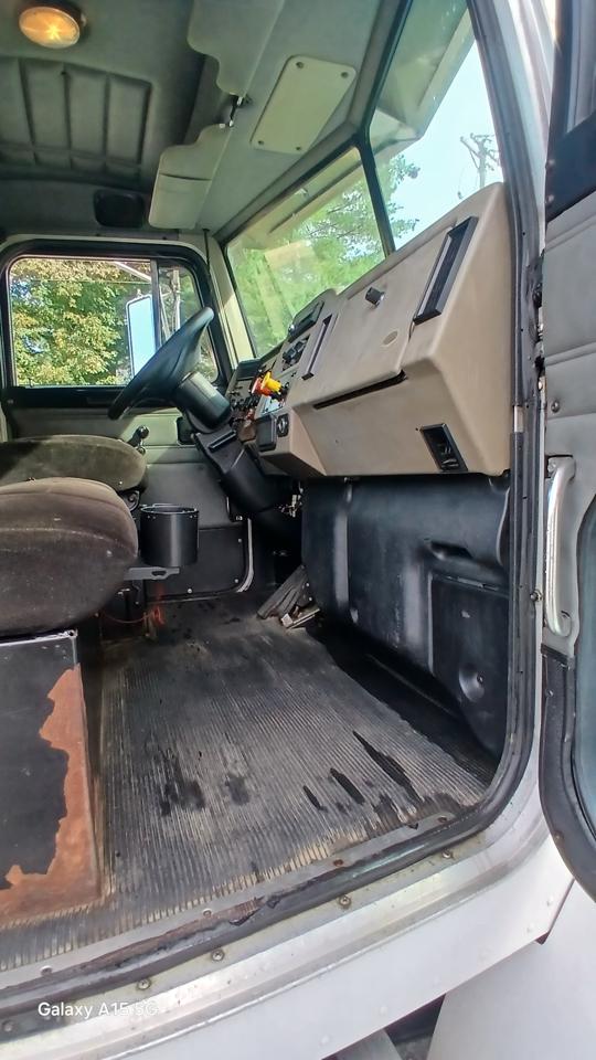 Peterbilt 330  2003