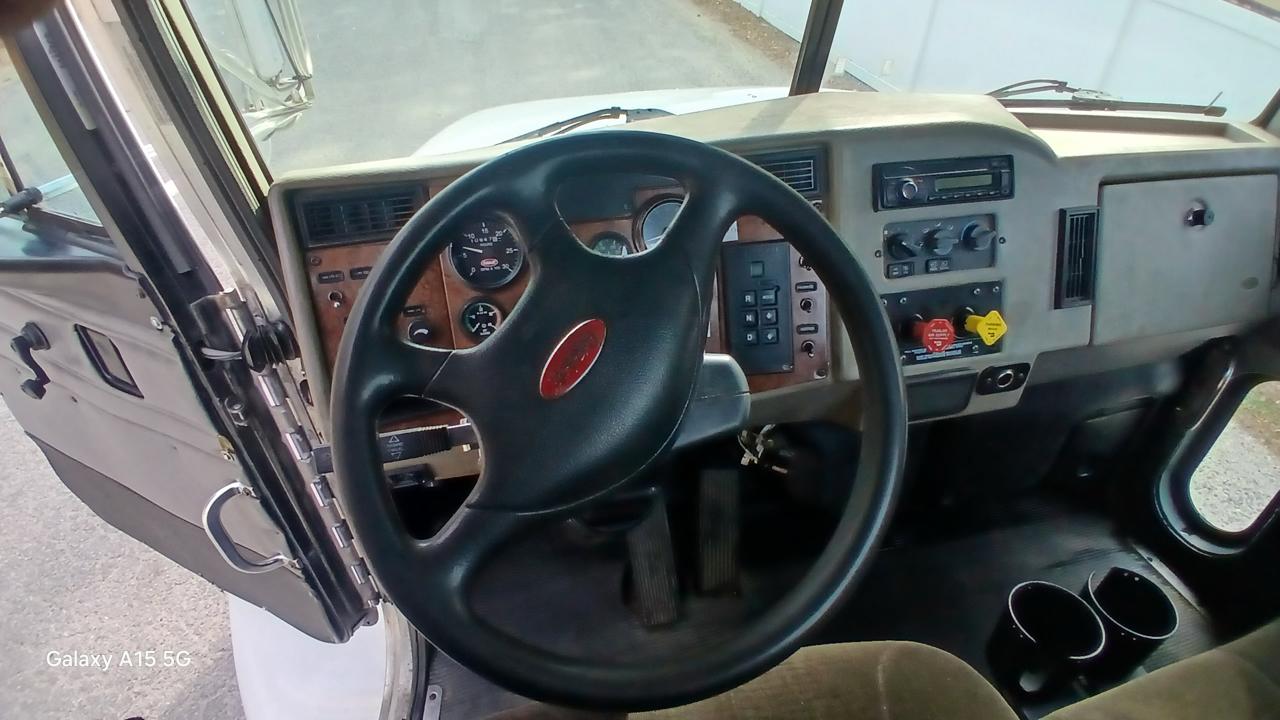 Peterbilt 330  2003