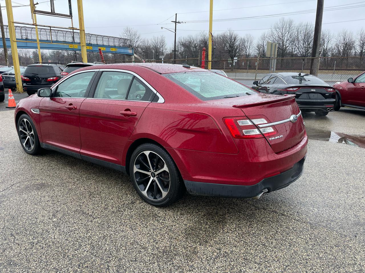 Ford Taurus 4dr Sdn SEL AWD 2015