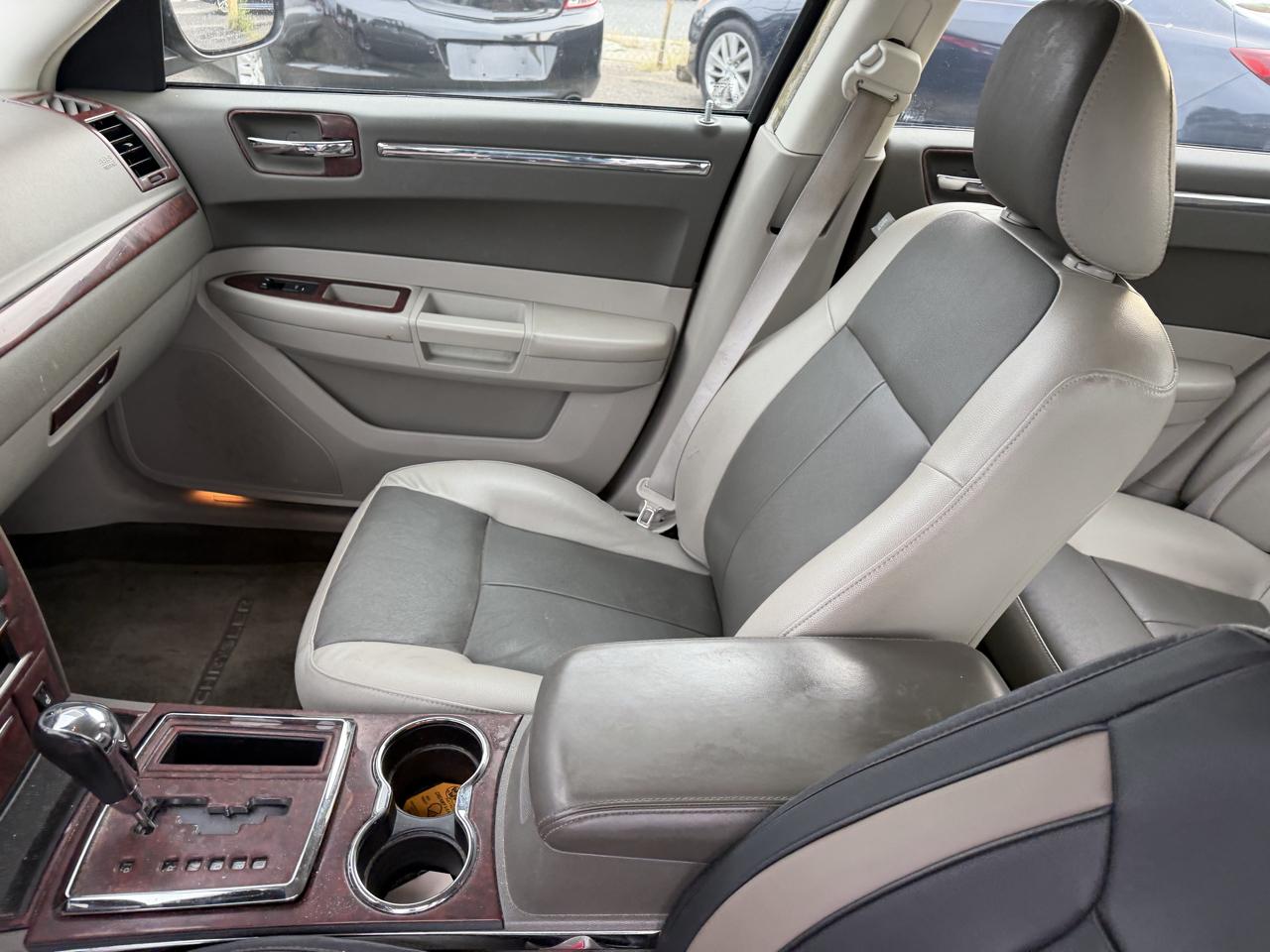 Chrysler 300 4dr Sdn 300 Touring RWD 2008