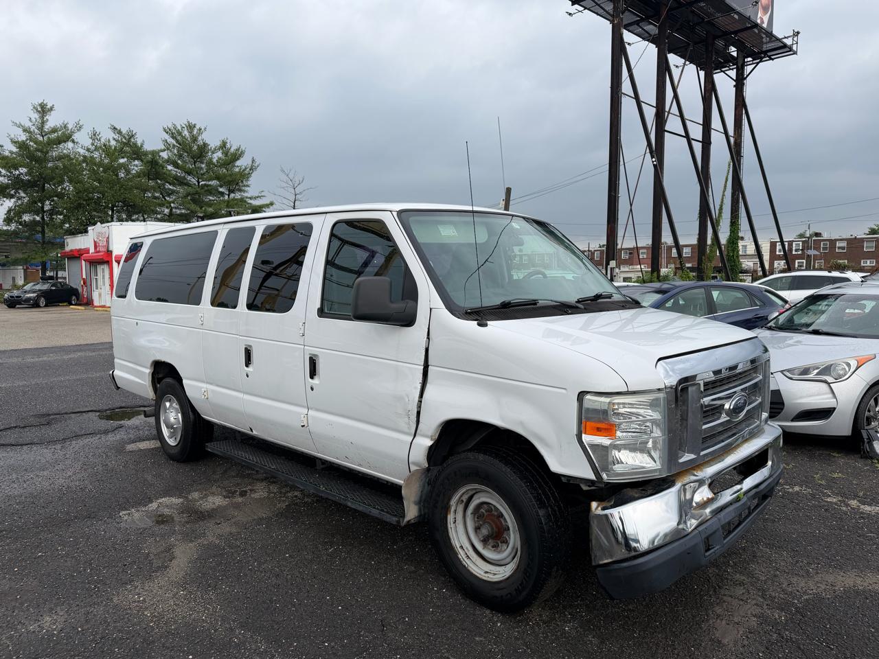 2011 Ford E-Series Econoline Wagon XLT - Photo 6