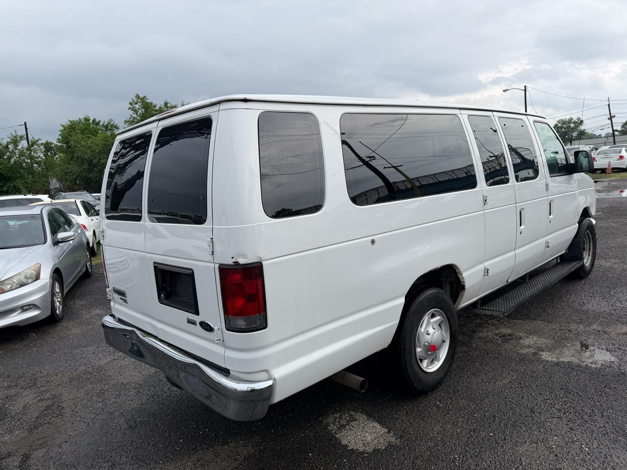 2011 Ford E-Series Econoline Wagon XLT - Photo 7