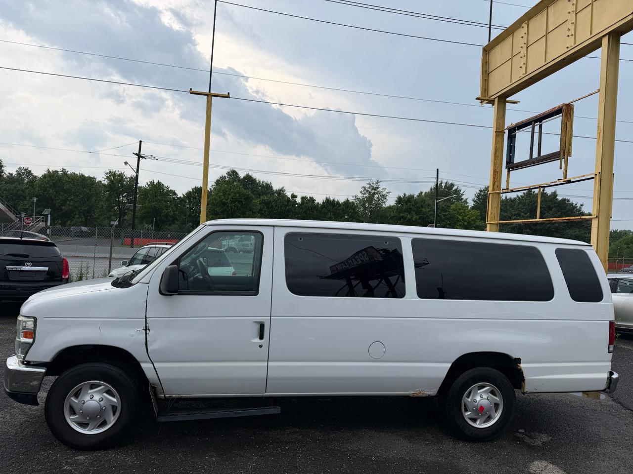 2011 Ford E-Series Econoline Wagon XLT - Photo 8