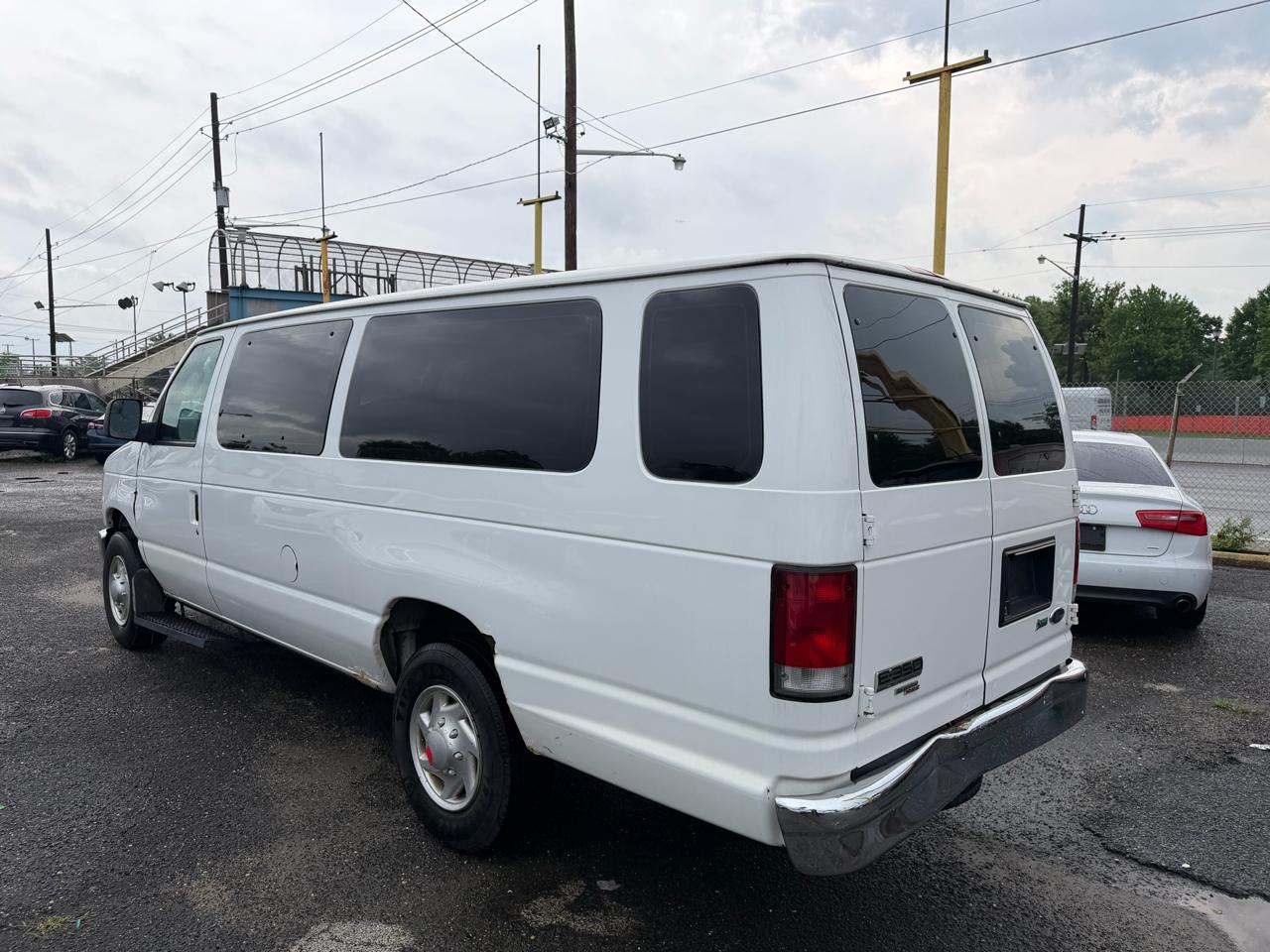 2011 Ford E-Series Econoline Wagon XLT - Photo 9