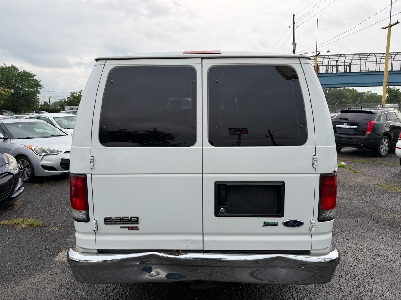 2011 Ford E-Series Econoline Wagon XLT - Photo 10