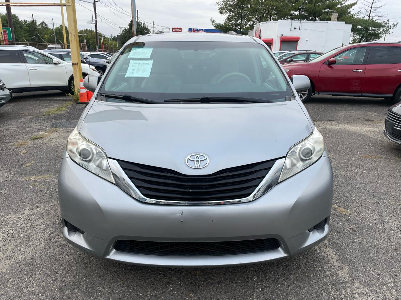 Toyota Sienna 5dr 7-Pass Van V6 LE FWD (Natl) 2011