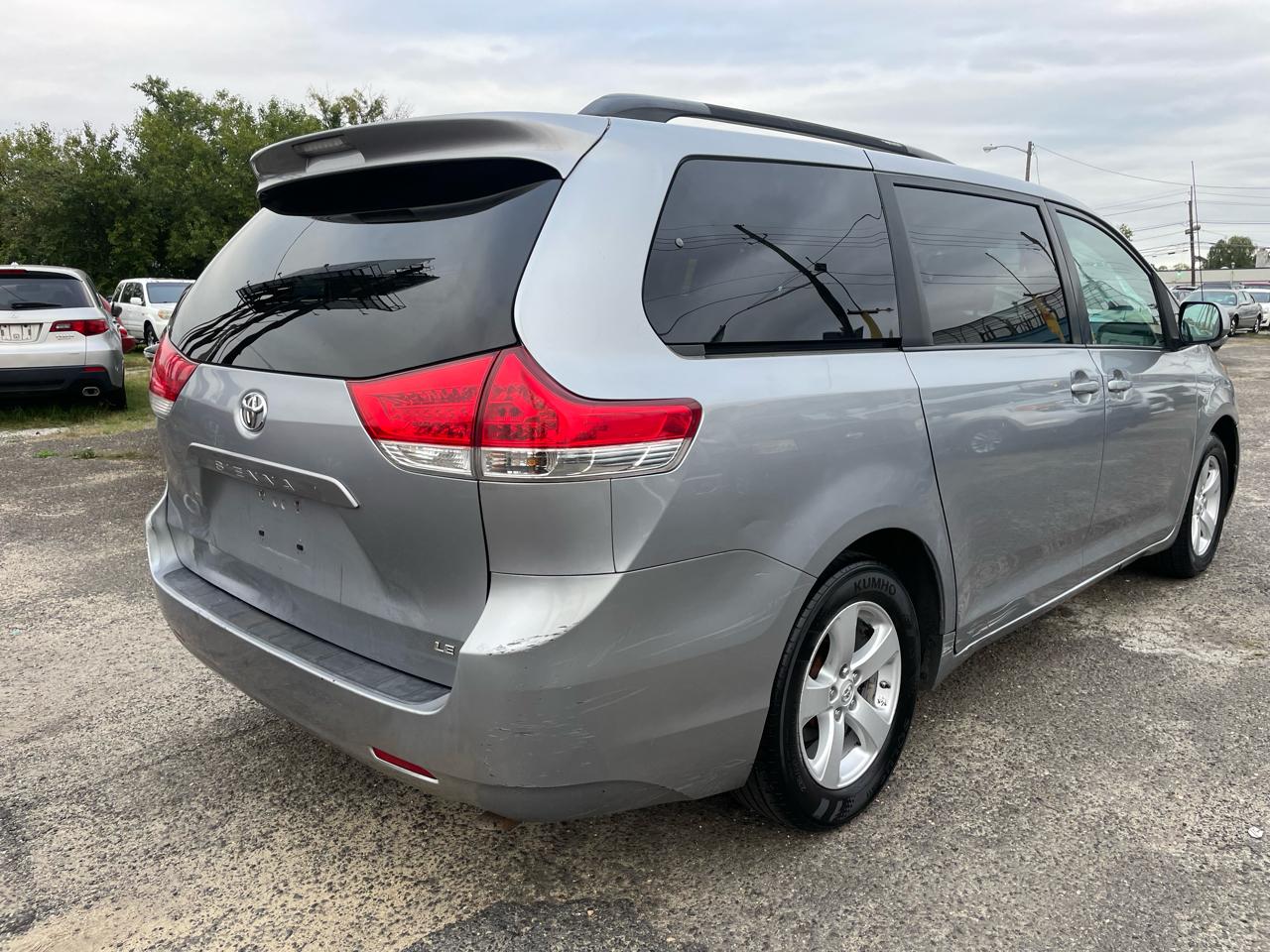 Toyota Sienna 5dr 7-Pass Van V6 LE FWD (Natl) 2011