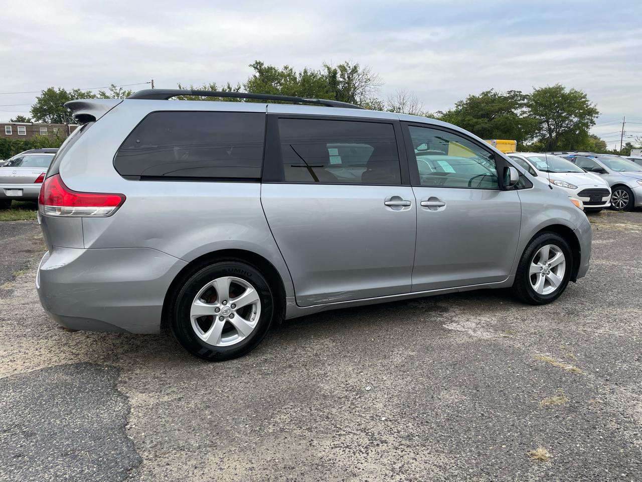 Toyota Sienna 5dr 7-Pass Van V6 LE FWD (Natl) 2011