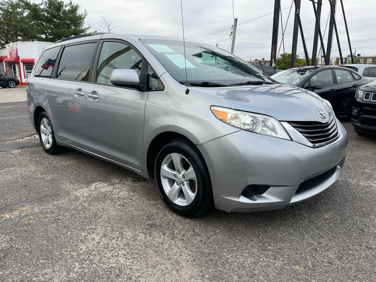 Toyota Sienna 5dr 7-Pass Van V6 LE FWD (Natl) 2011