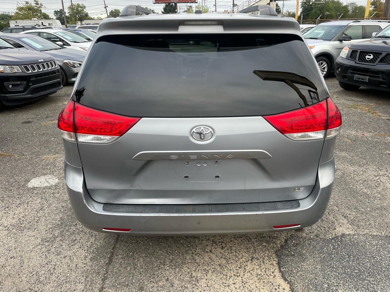 Toyota Sienna 5dr 7-Pass Van V6 LE FWD (Natl) 2011