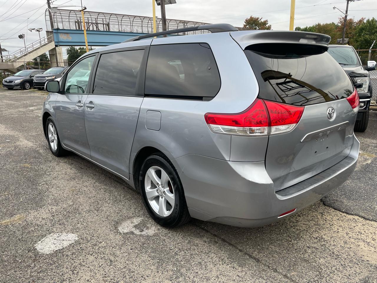 Toyota Sienna 5dr 7-Pass Van V6 LE FWD (Natl) 2011