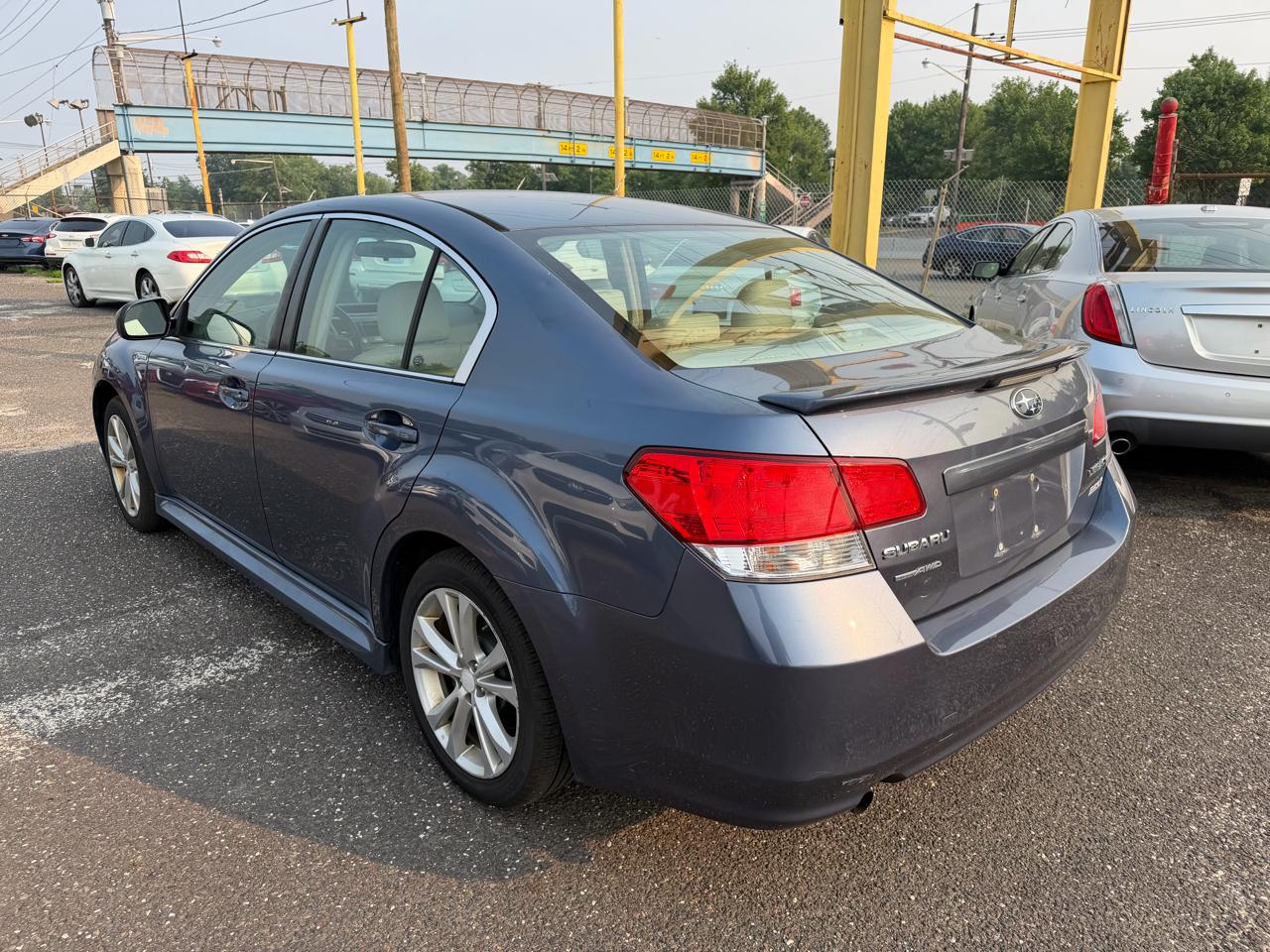 Subaru Legacy 4dr Sdn H4 Auto 2.5i 2014