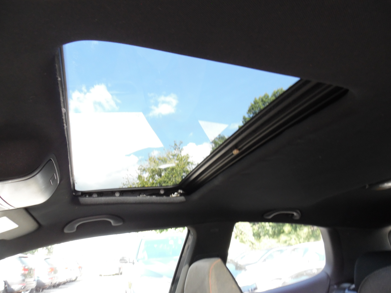 Volkswagen GTI 2dr HB DSG w/Sunroof & Navi PZEV 2011 Volkswagen GTI 2dr HB DSG w/Sunroof & Navi PZEV 2011