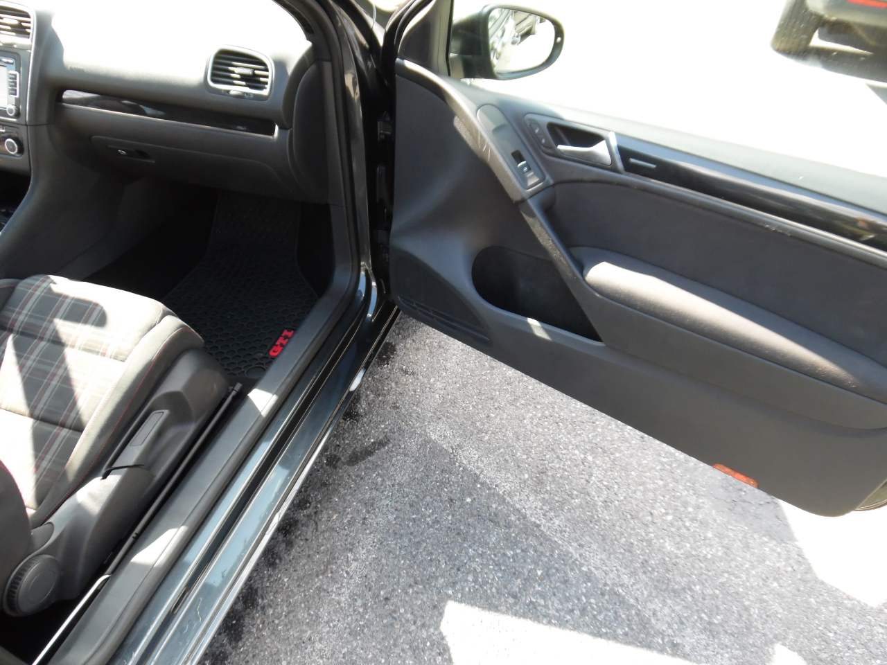 Volkswagen GTI 2dr HB DSG w/Sunroof & Navi PZEV 2011 Volkswagen GTI 2dr HB DSG w/Sunroof & Navi PZEV 2011