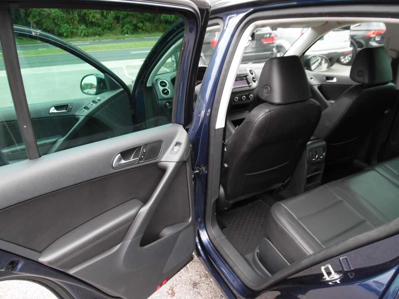 2011 Volkswagen Tiguan S photo 14