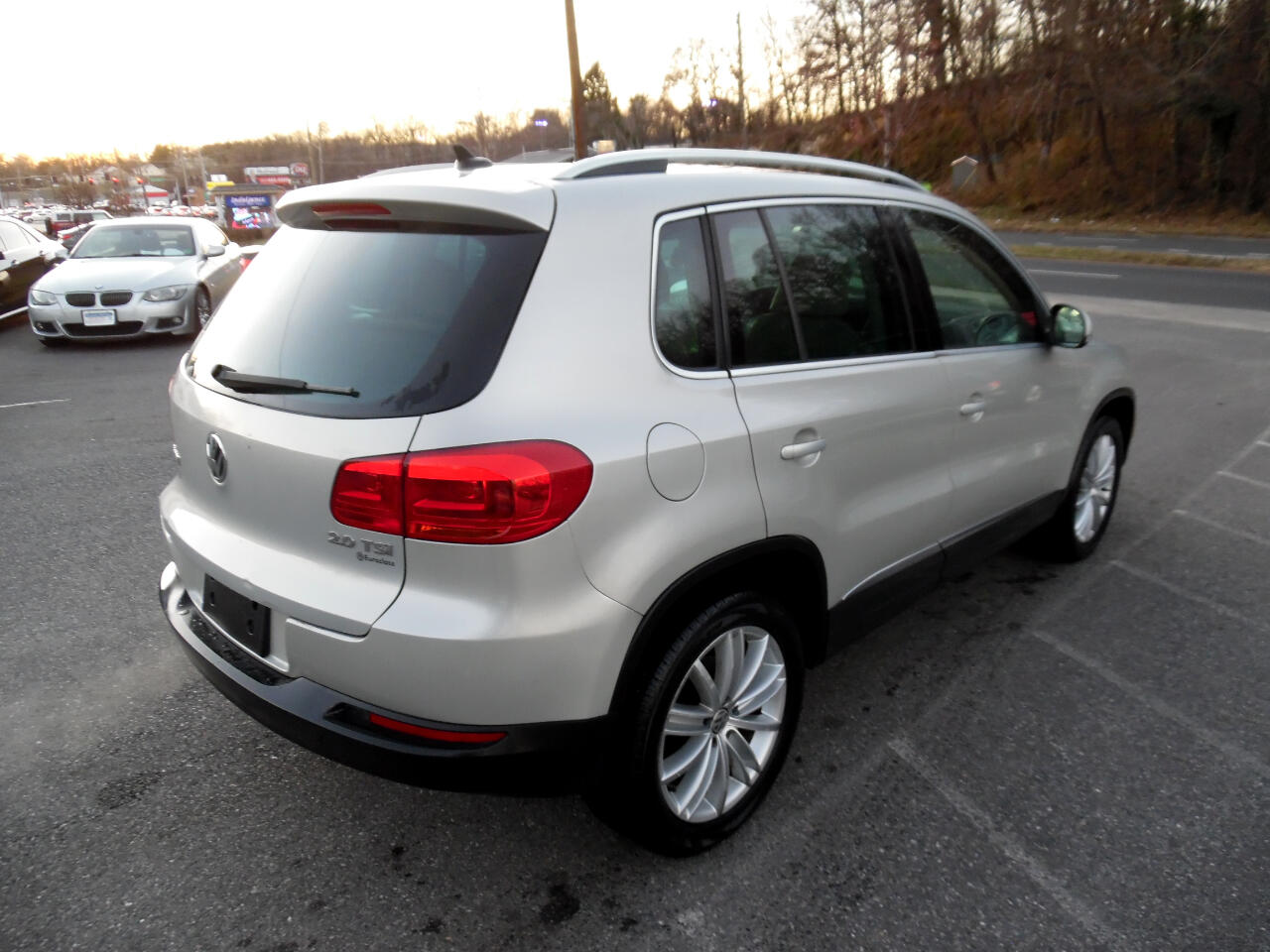 Volkswagen Tiguan 2WD 4dr Auto SE w/Sunroof & Nav 2012