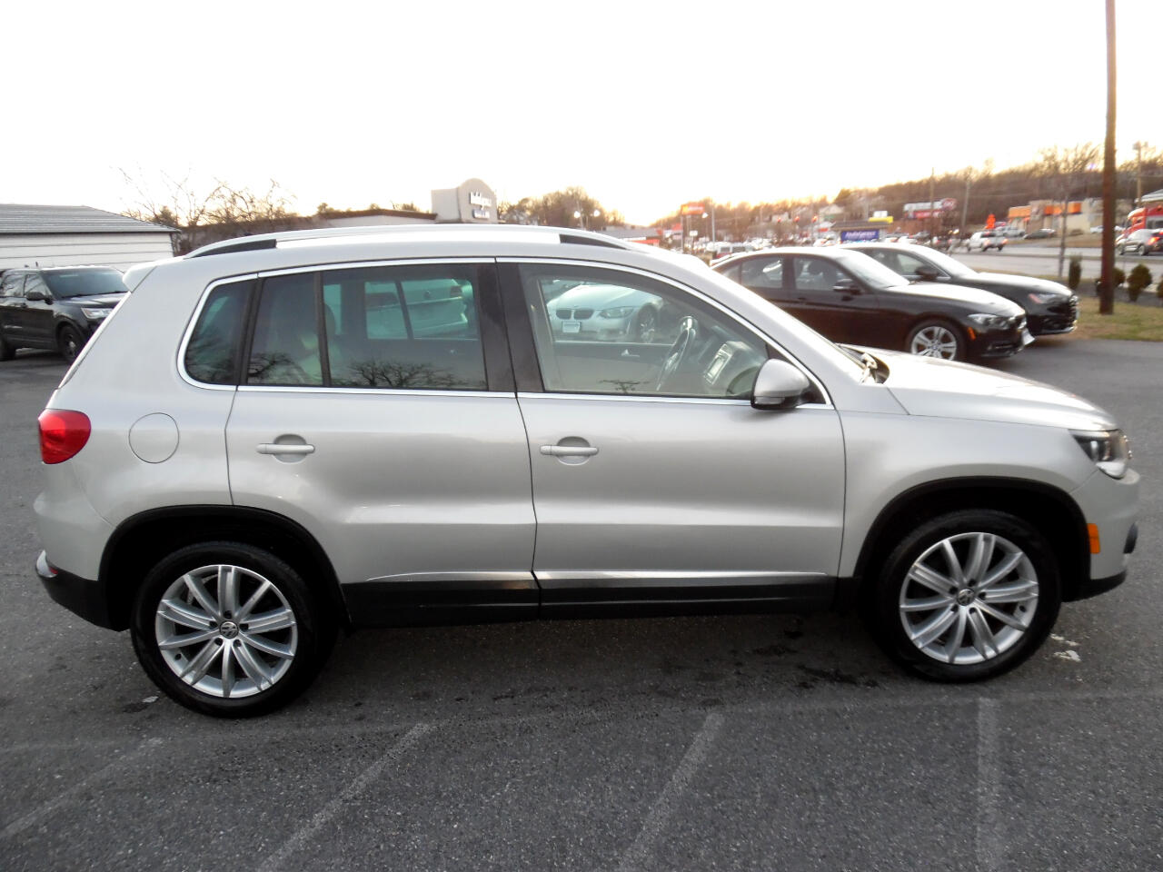 Volkswagen Tiguan 2WD 4dr Auto SE w/Sunroof & Nav 2012