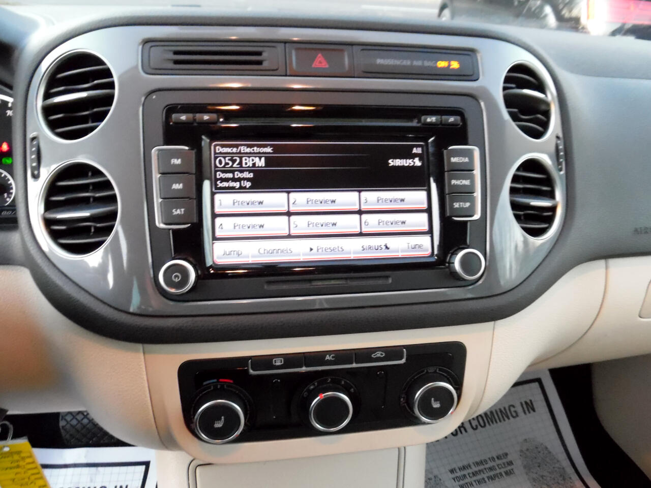 Volkswagen Tiguan 2WD 4dr Auto SE w/Sunroof & Nav 2012