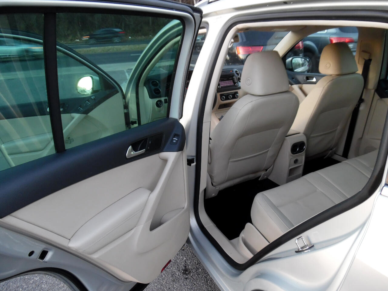 Volkswagen Tiguan 2WD 4dr Auto SE w/Sunroof & Nav 2012