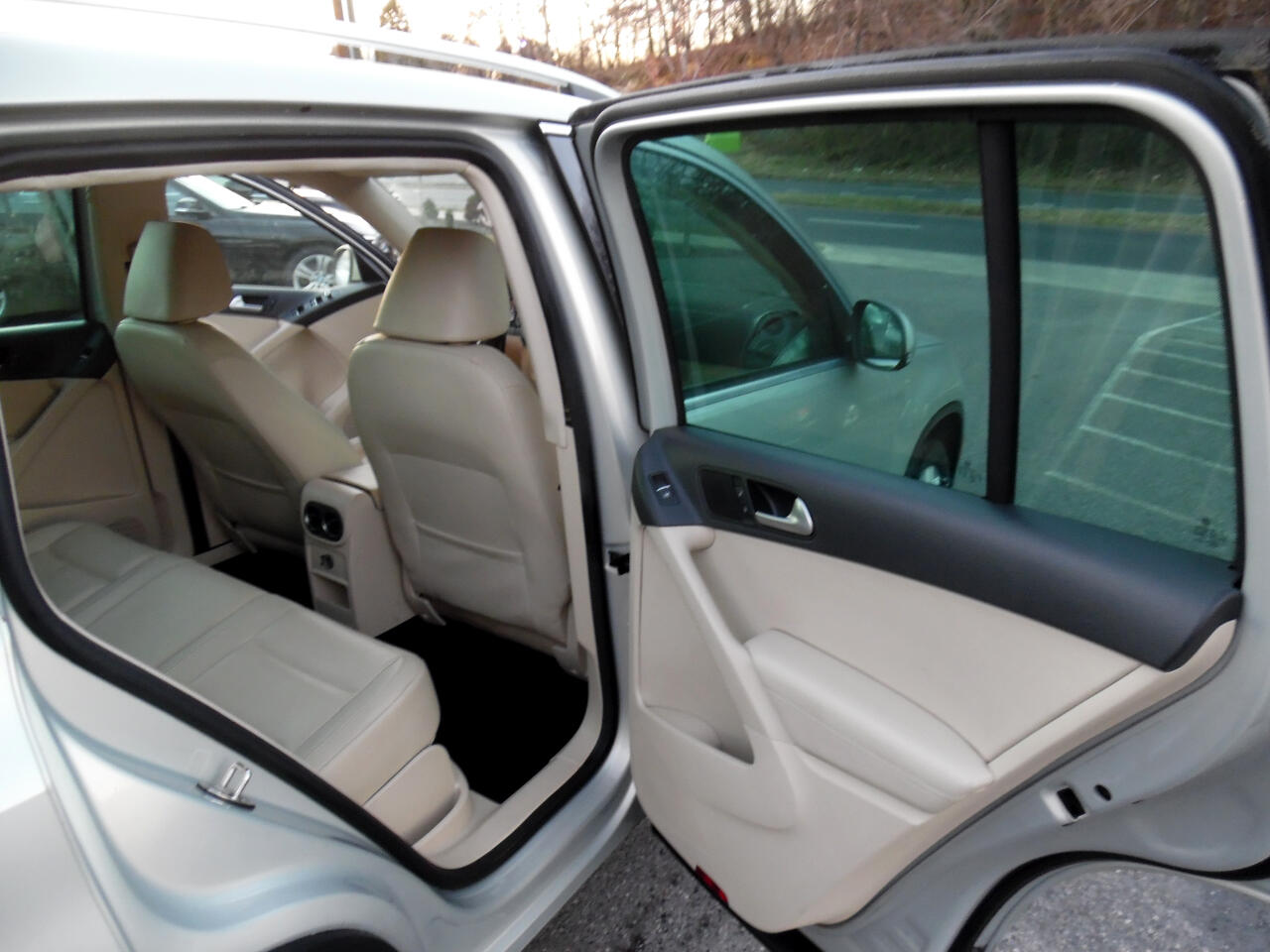 Volkswagen Tiguan 2WD 4dr Auto SE w/Sunroof & Nav 2012