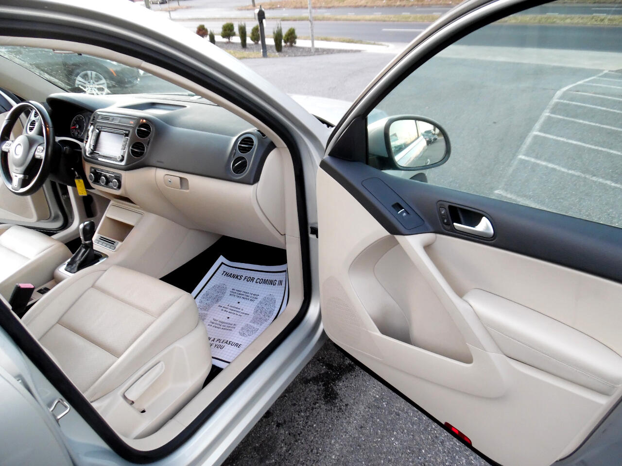 Volkswagen Tiguan 2WD 4dr Auto SE w/Sunroof & Nav 2012