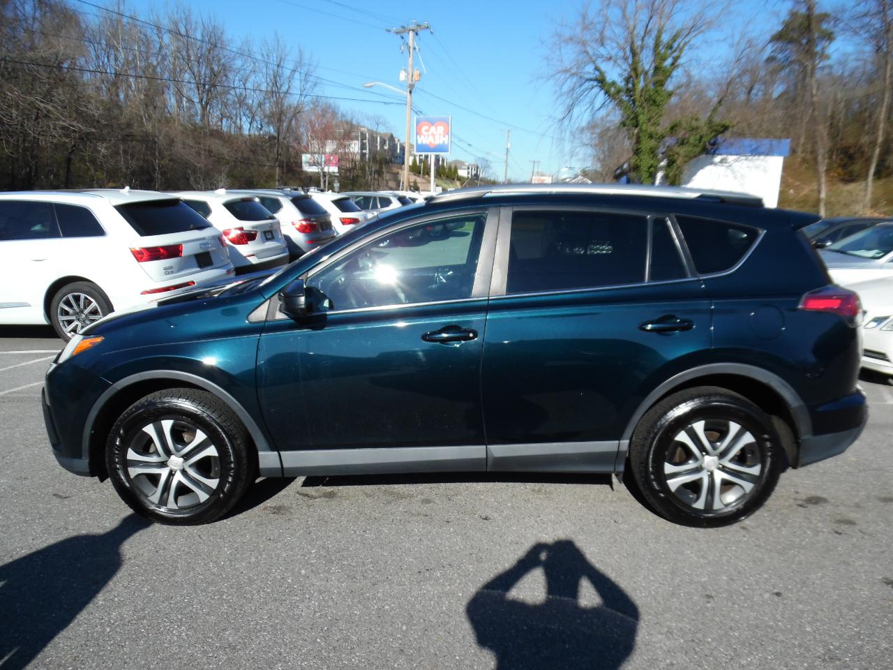 Toyota RAV4 LE FWD (Natl) 2017