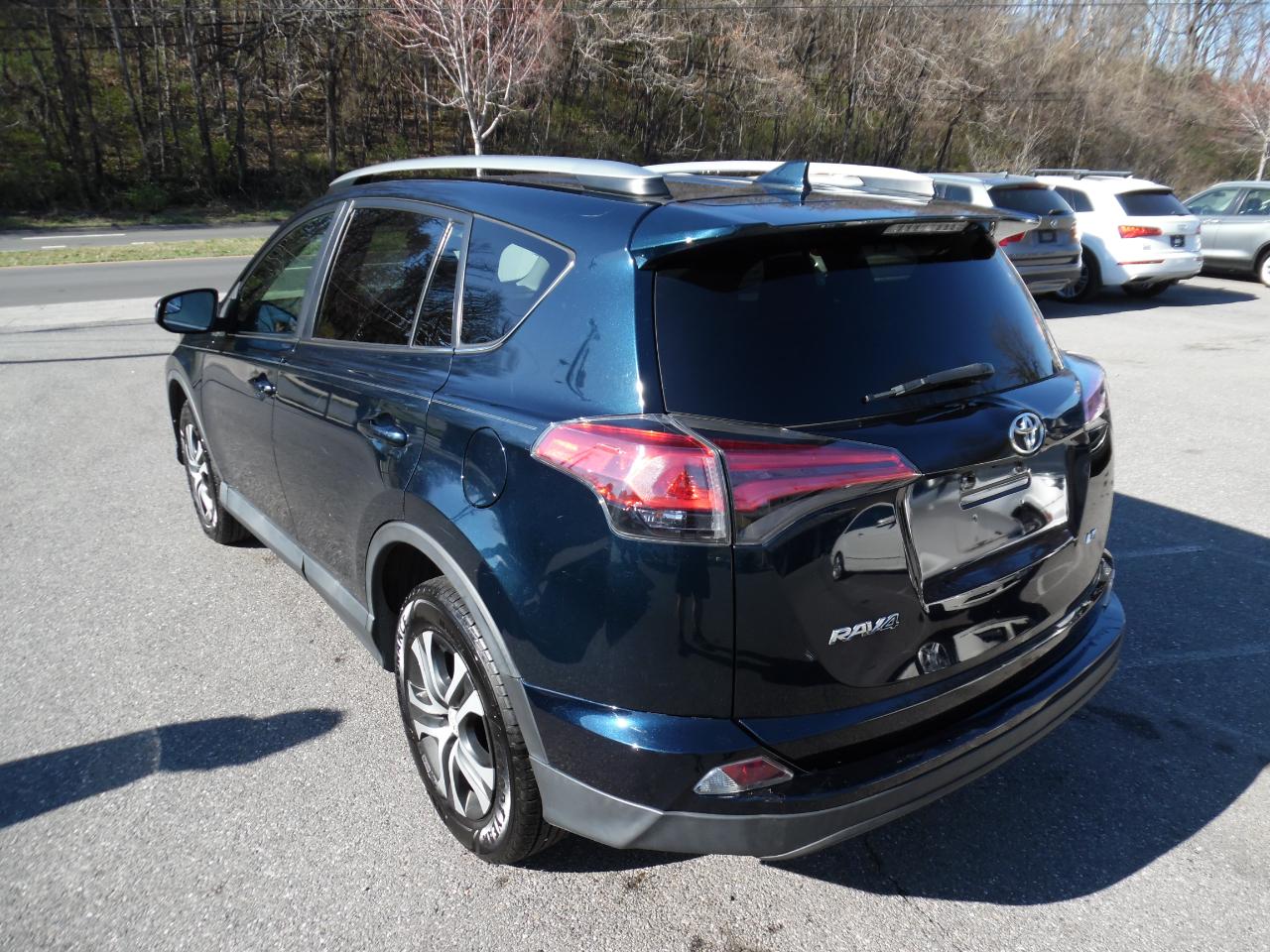 Toyota RAV4 LE FWD (Natl) 2017