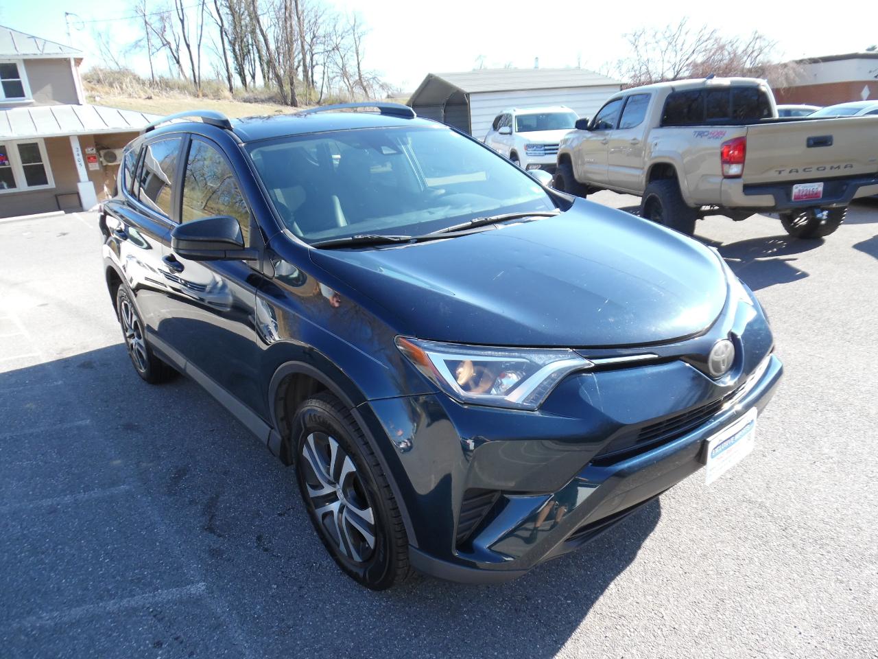 Toyota RAV4 LE FWD (Natl) 2017