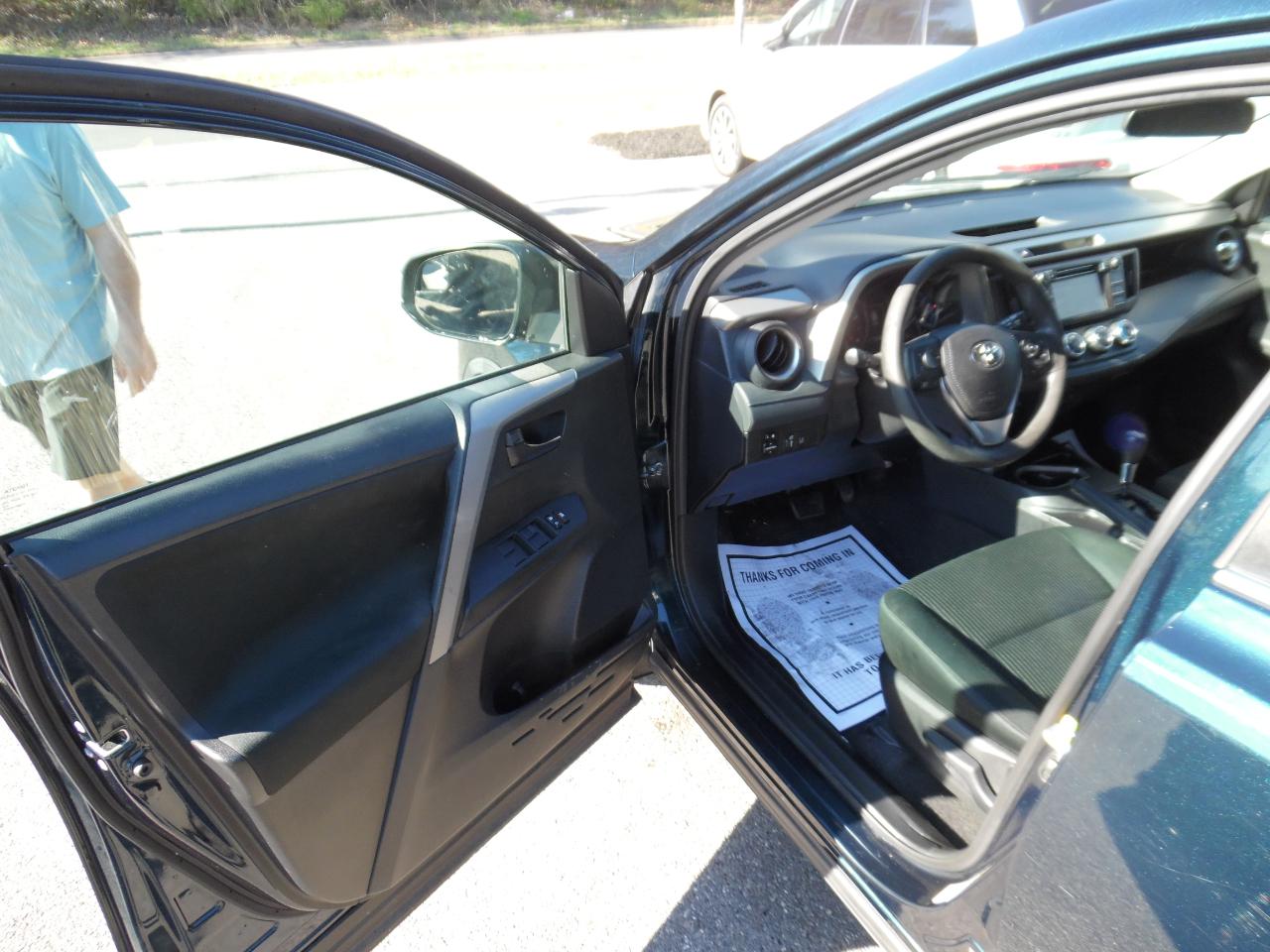 Toyota RAV4 LE FWD (Natl) 2017