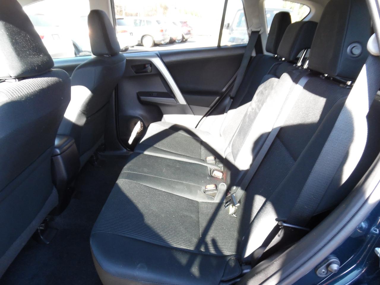 Toyota RAV4 LE FWD (Natl) 2017