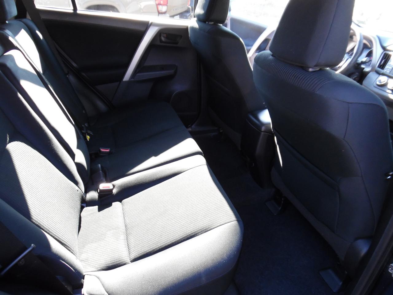 Toyota RAV4 LE FWD (Natl) 2017