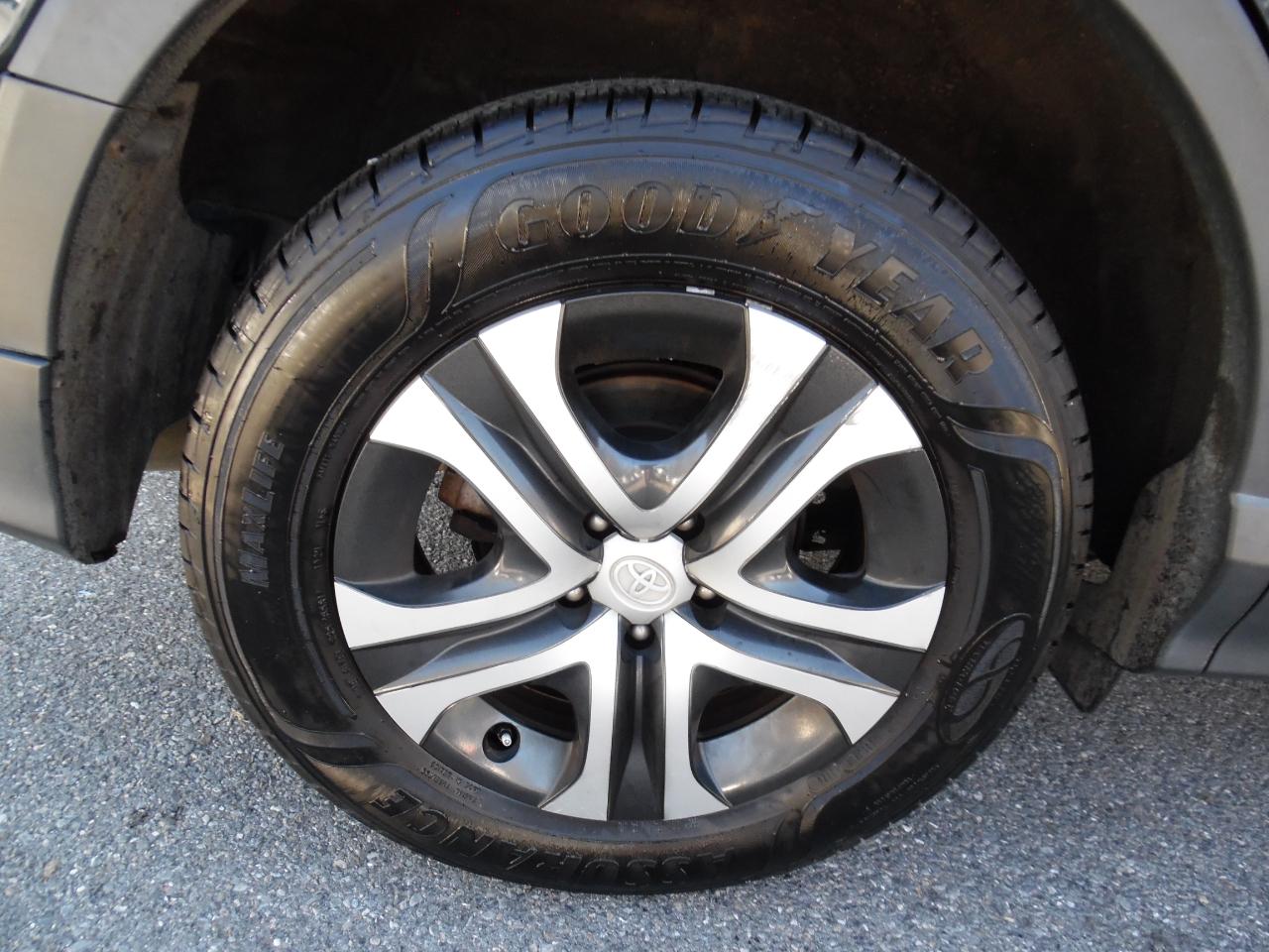 Toyota RAV4 LE FWD (Natl) 2017