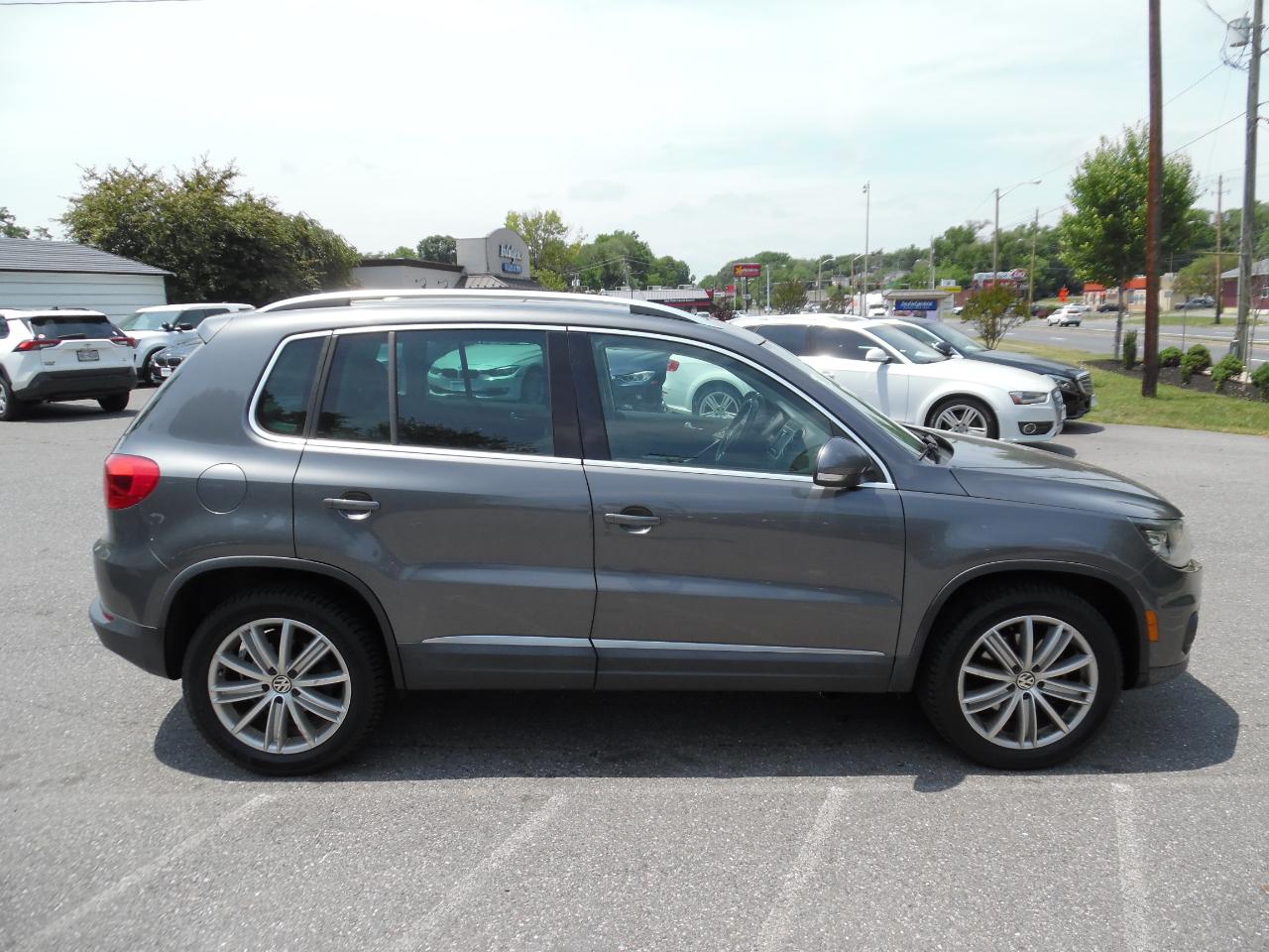 Volkswagen Tiguan 2WD 4dr Auto SE w/Sunroof & Nav *Ltd Avail* 2016