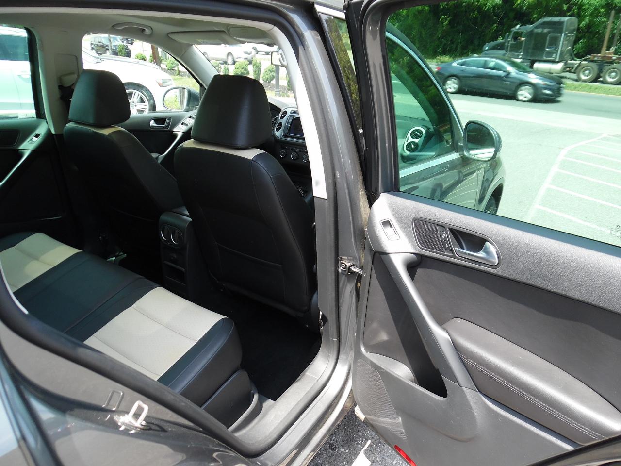 Volkswagen Tiguan 2WD 4dr Auto SE w/Sunroof & Nav *Ltd Avail* 2016