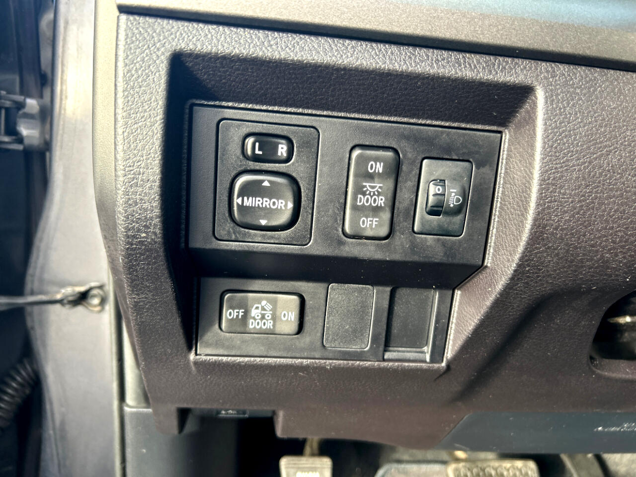 Toyota Tundra 2WD Truck Double Cab 4.6L V8 6-Spd AT SR5 (Natl) 2016