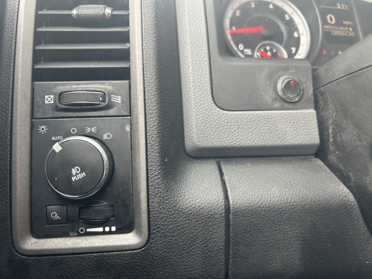 RAM 1500 4WD Crew Cab 140.5" Express 2013