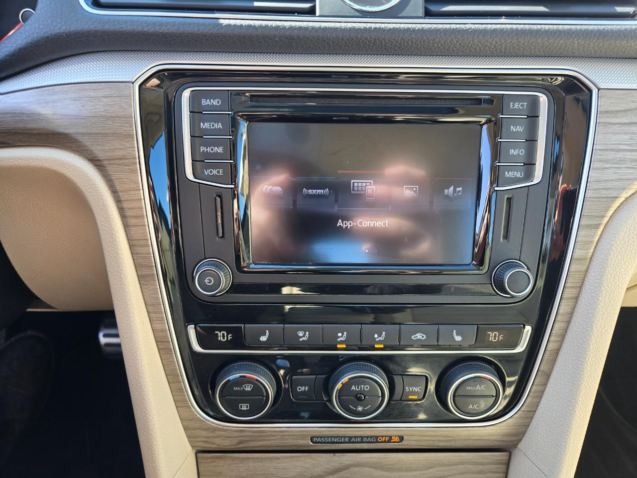 Volkswagen Passat 1.8T SEL Premium Auto 2017