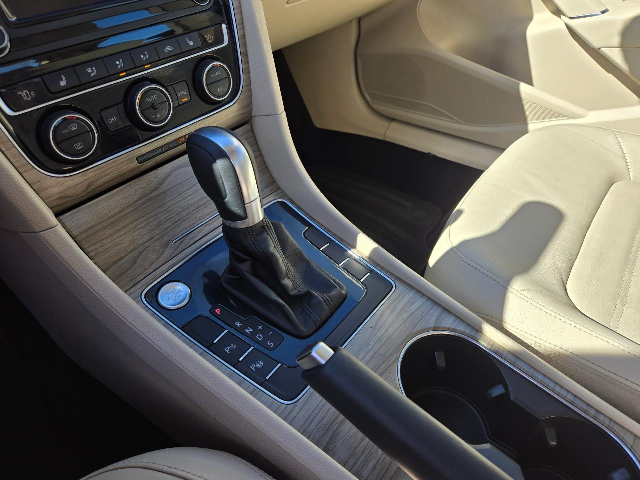 Volkswagen Passat 1.8T SEL Premium Auto 2017