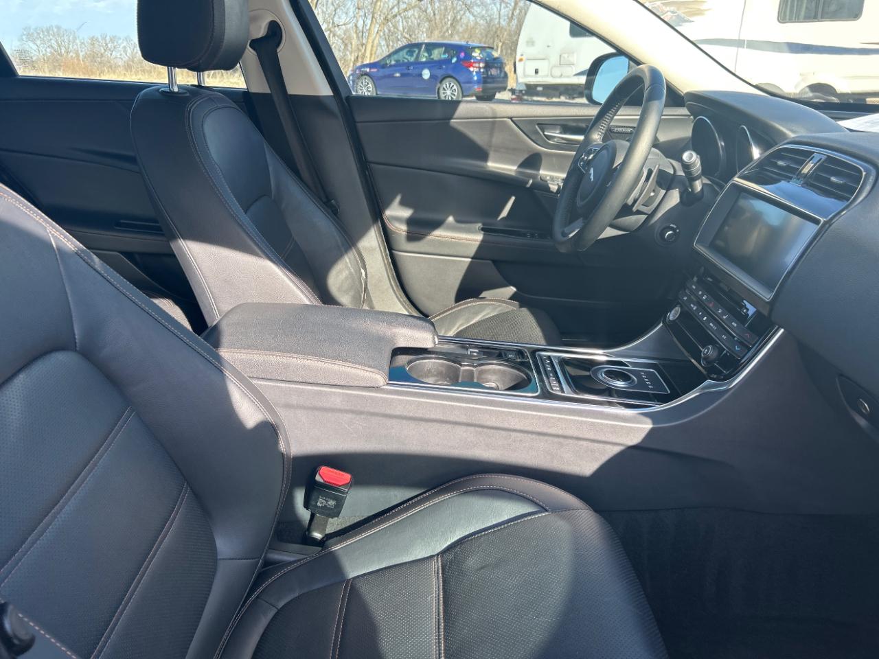 Jaguar XE 25t Prestige RWD 2017