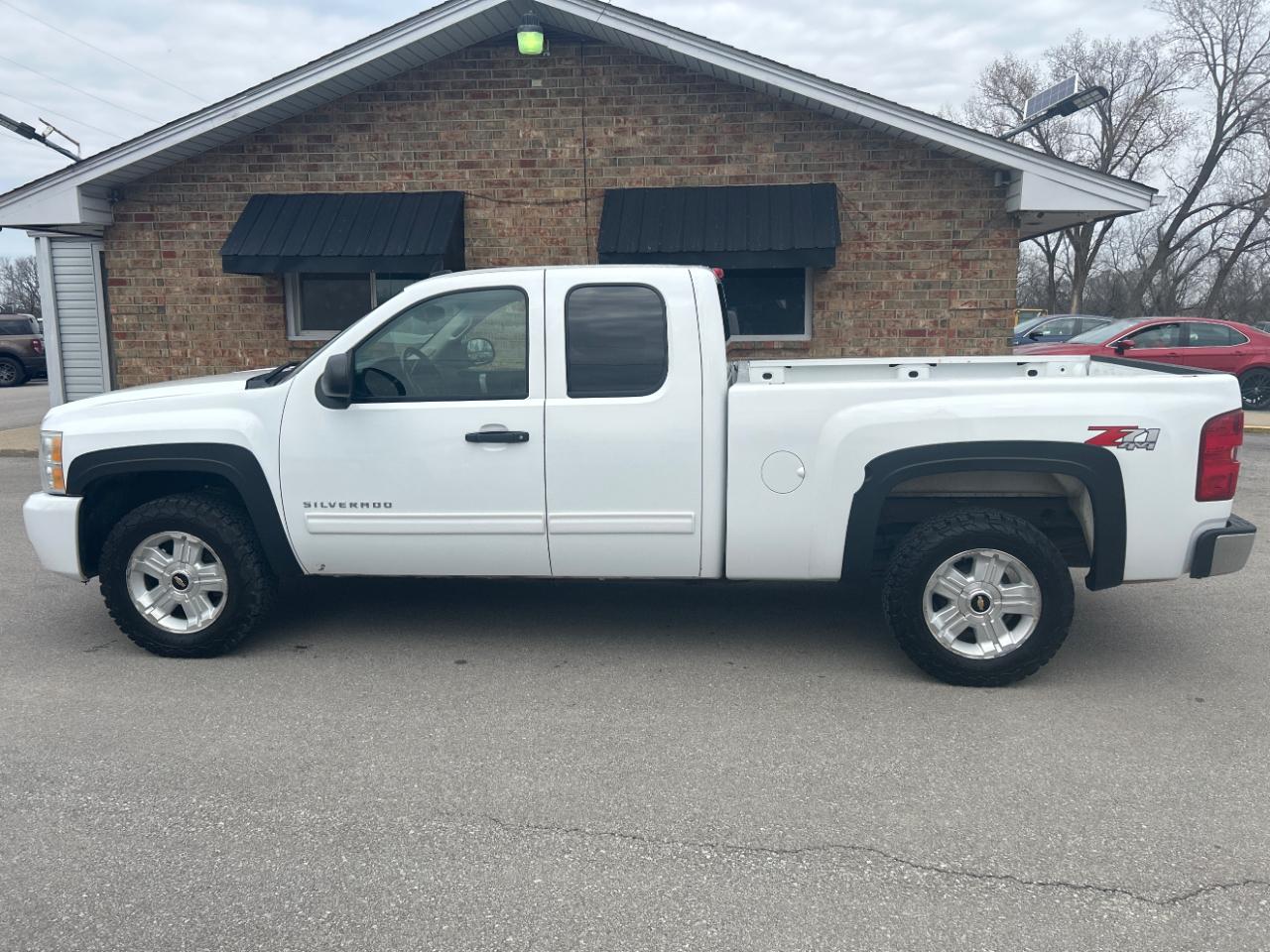 Chevrolet Silverado 1500 4WD Ext Cab 143.5" LT 2011