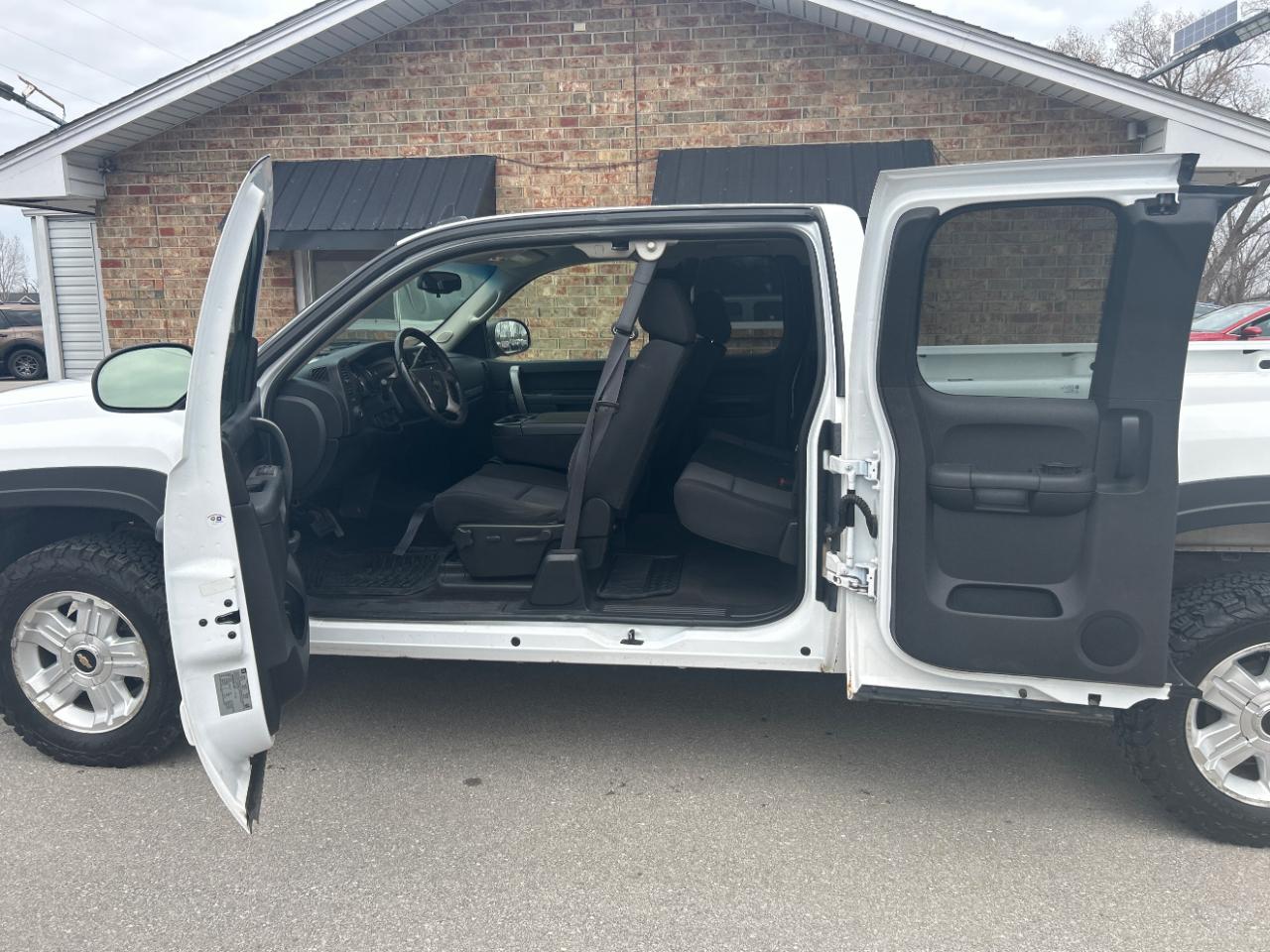 Chevrolet Silverado 1500 4WD Ext Cab 143.5" LT 2011