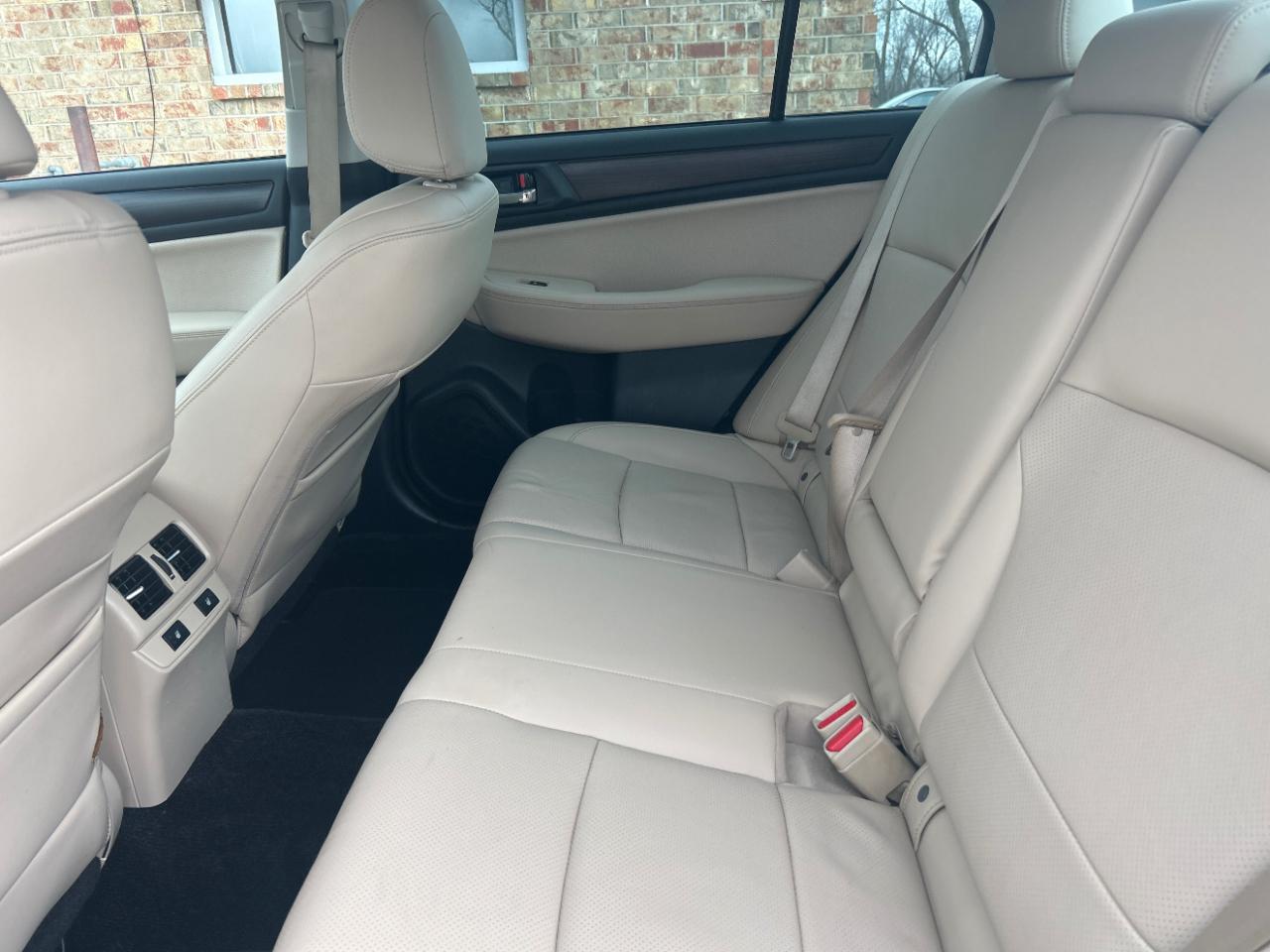 Subaru Legacy 4dr Sdn 2.5i Limited 2015