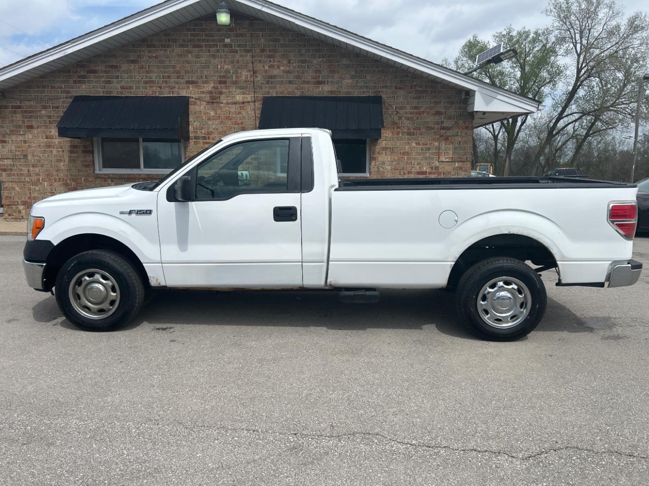 Ford F-150 4WD Reg Cab 126" XL 2011