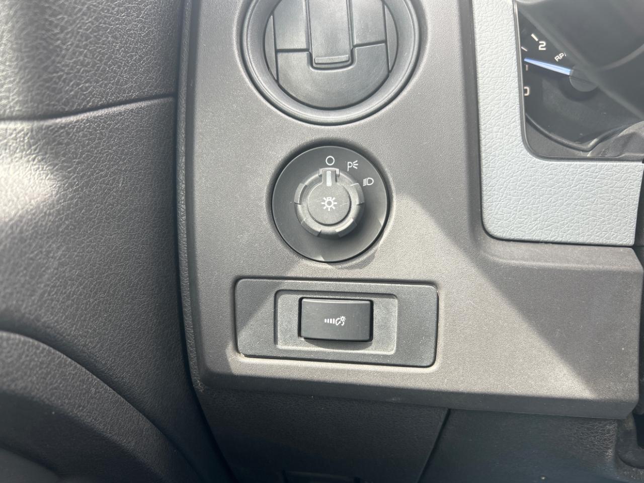 Ford F-150 4WD Reg Cab 126" XL 2011