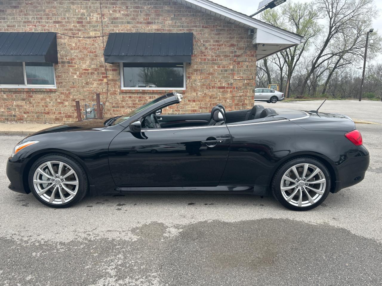 Infiniti G37 Convertible 2dr Base 2010