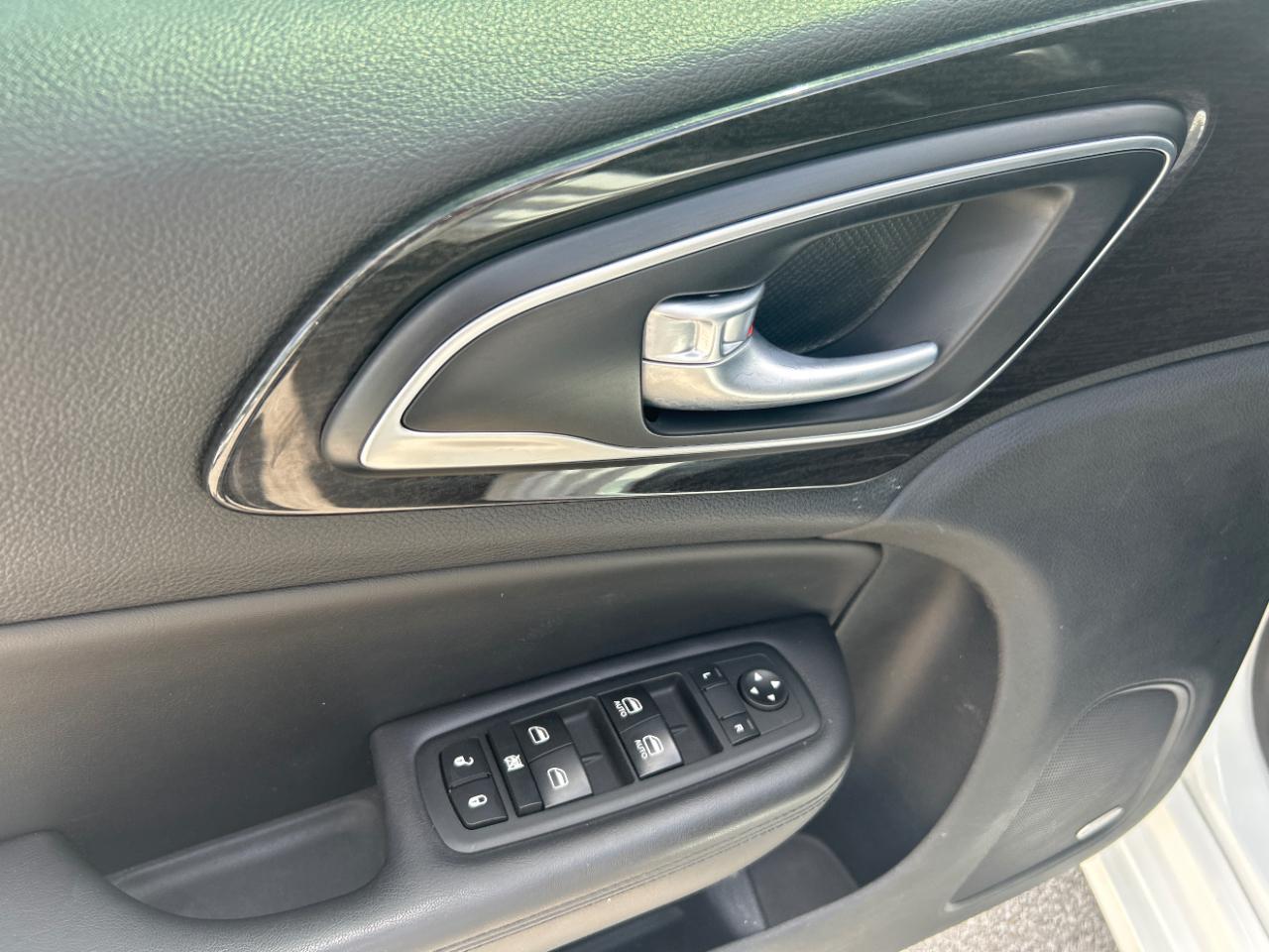 Chrysler 200 4dr Sdn C AWD 2015