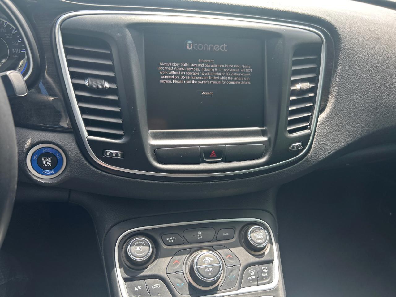 Chrysler 200 4dr Sdn C AWD 2015
